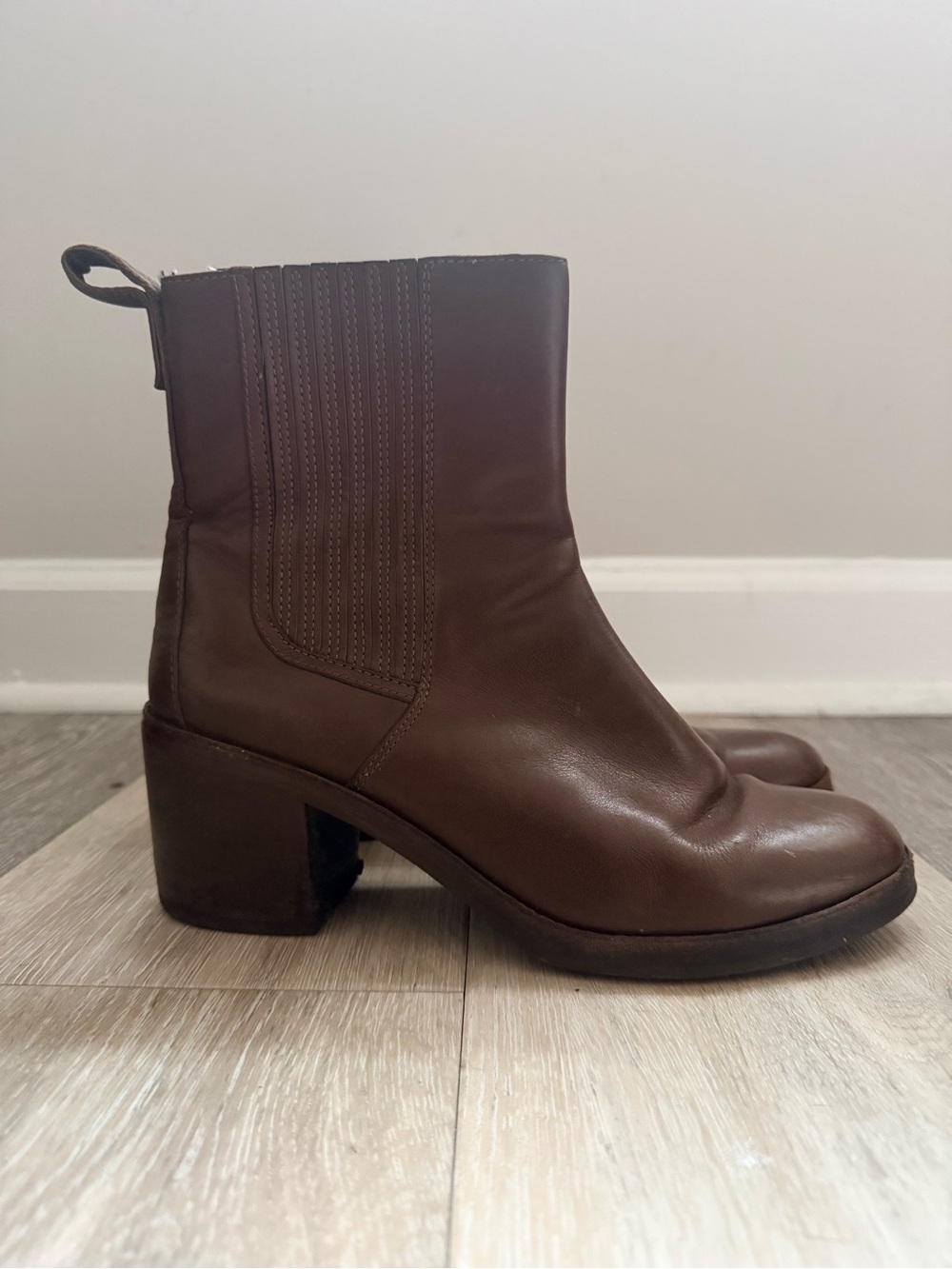 Well-Worn Ugg Brown Leather Block Heel Ankle Boots - Women